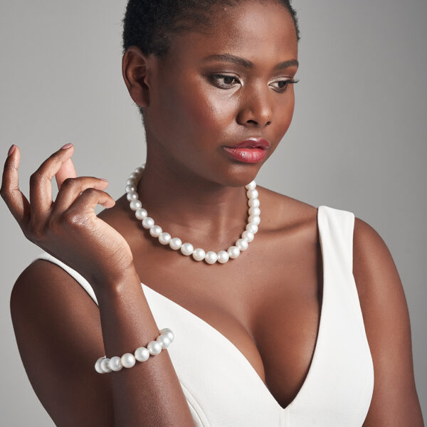 white pearl necklace and bracelet