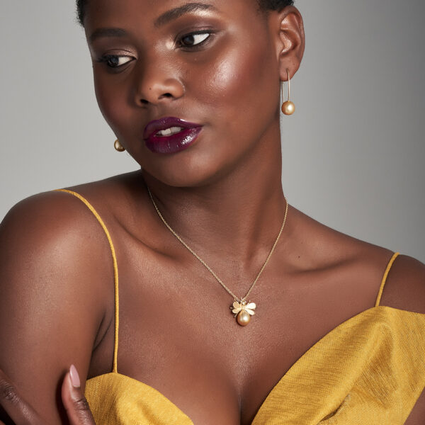 gold pearl earrings and necklace