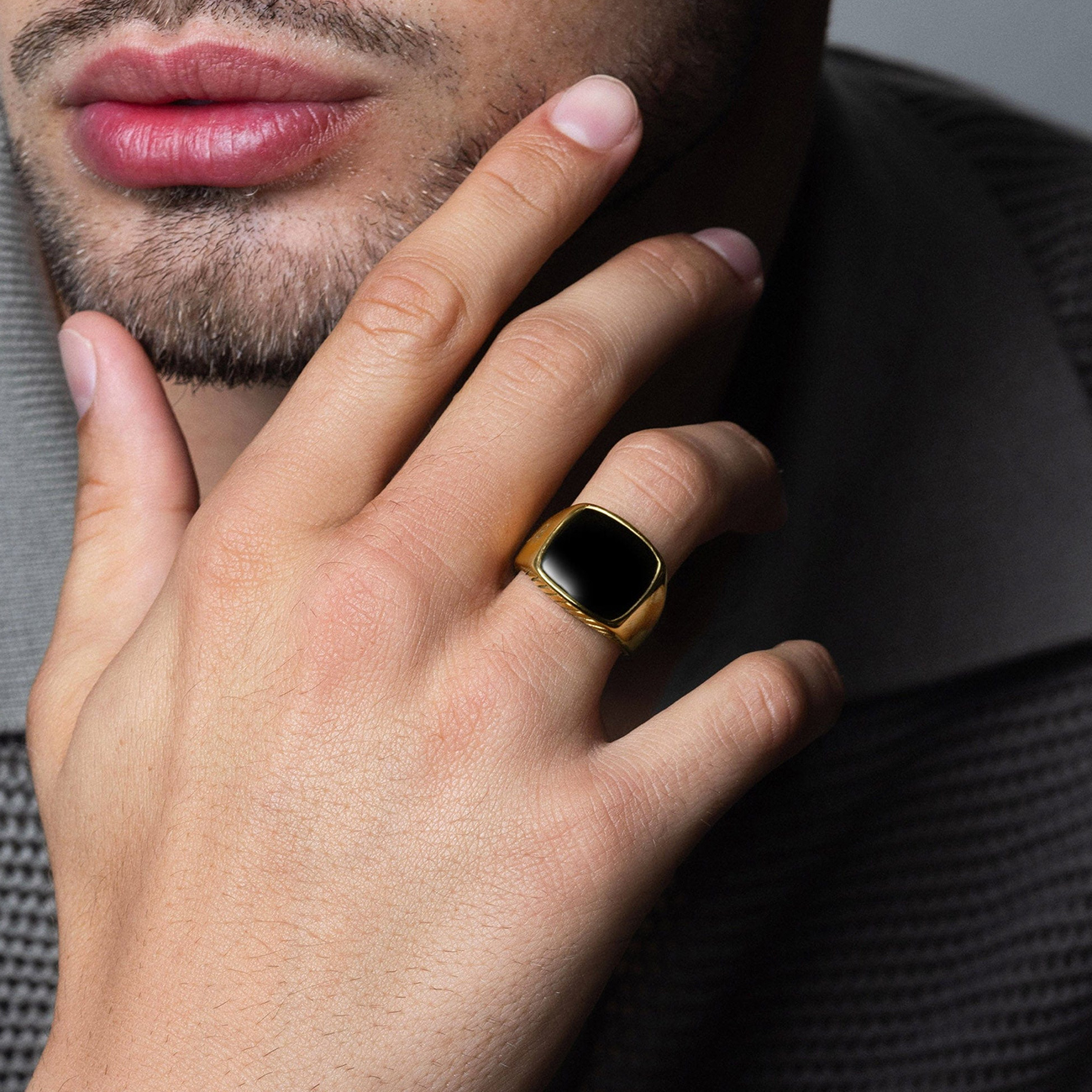 Nialaya Gentlemen&#8217;s Gold Signet Ring with Black Onyx