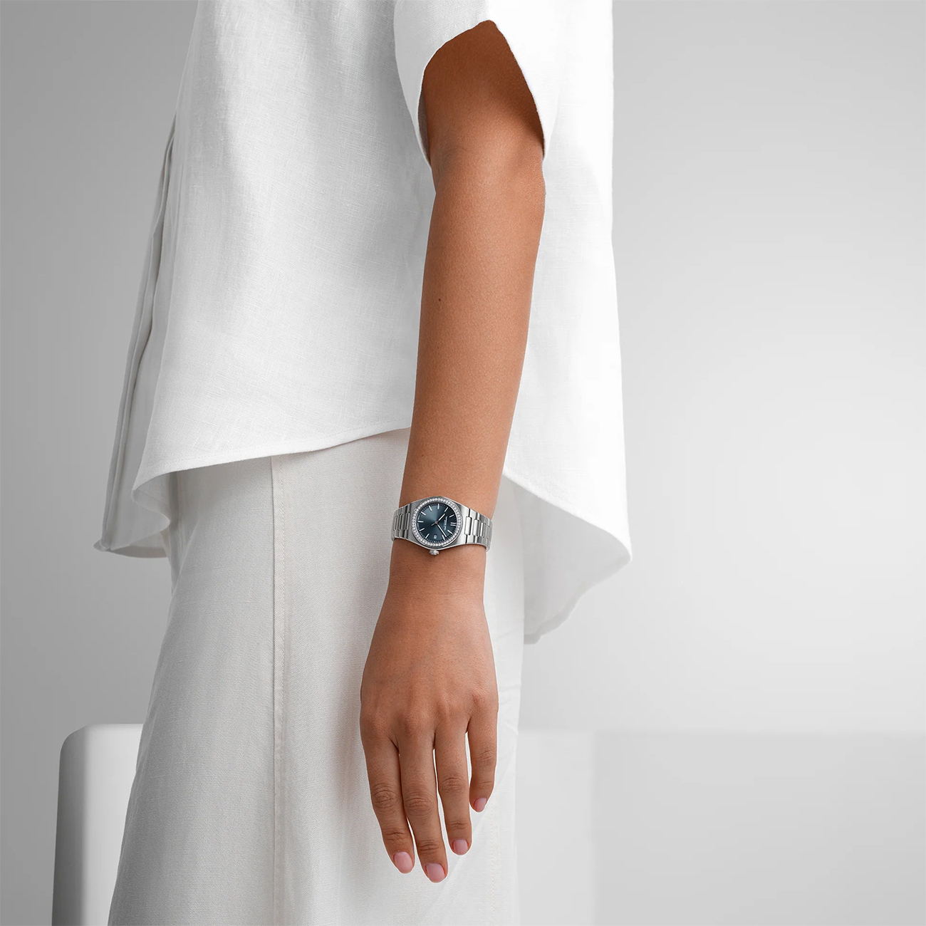 Raymond Weil A.R.T. 1250-STS-56001 Diamond Bezel Watch Raymond Weil A.R.T. 1250-STS-56001 stainless steel quartz watch with charcoal blue dial and diamond-set bezel